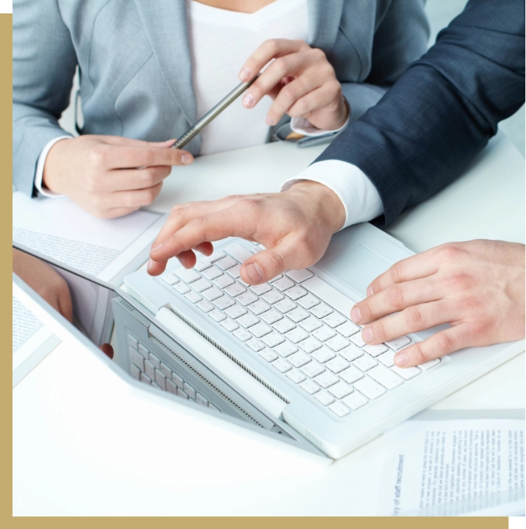 Personas trabajando despacho abogados